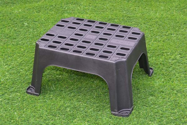 Milenco MGI Giant Single Plastic Step