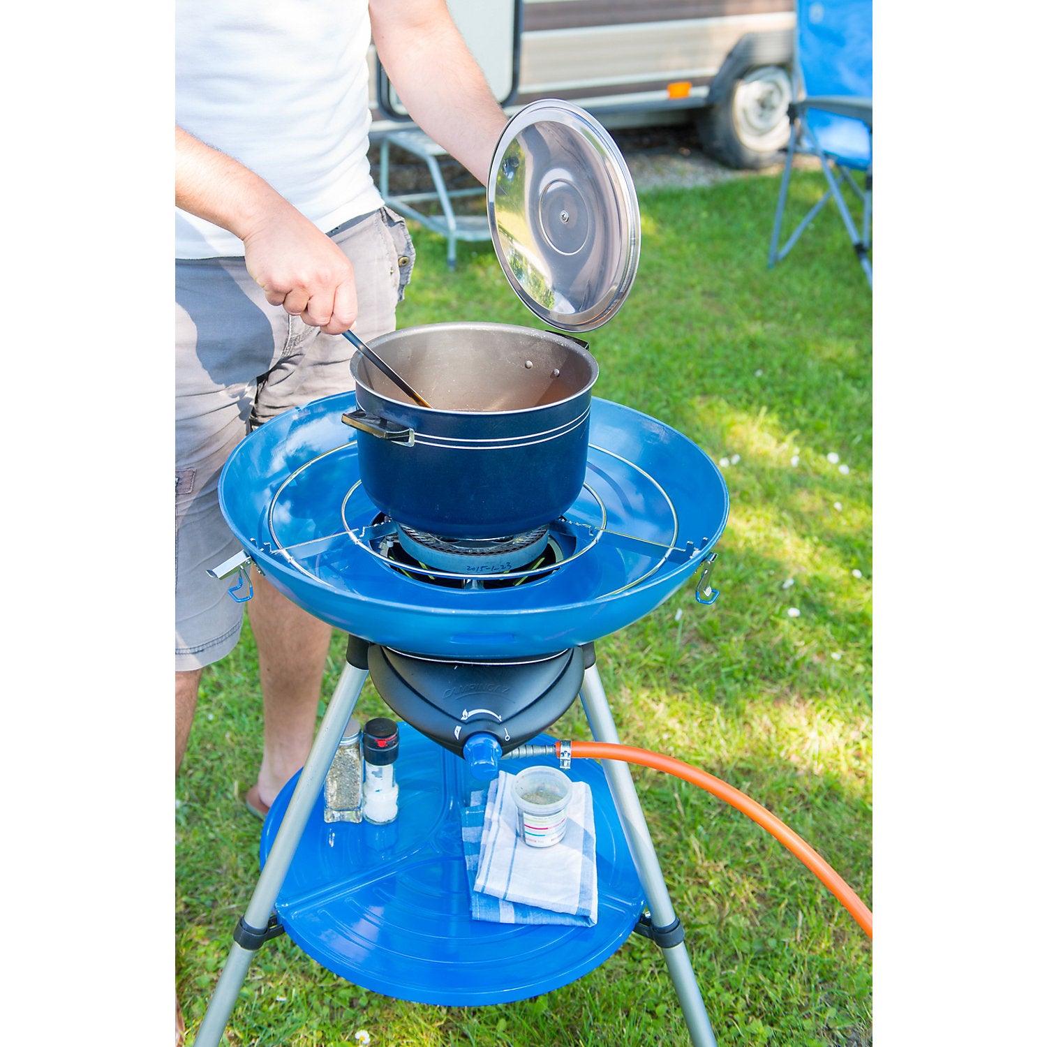 Campingaz Party Grill 600 Compact BBQ - cooking with pan